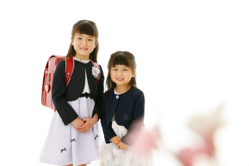 姉妹で小学校入学記念写真・幼稚園卒園記念写真