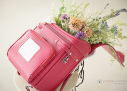 小学校入学記念写真撮影 ブーケを添えたピンクのランドセル
