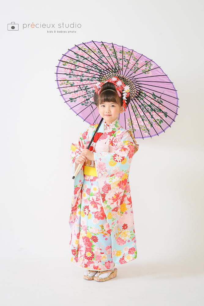 新日本髪に和傘でポーズ 7歳の七五三写真撮影