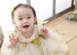 1歳のお誕生日記念写真撮影 黄色いお花のワンピースで笑顔