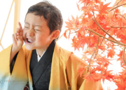 羽織袴で5歳の七五三記念写真撮影 おどけてポーズ