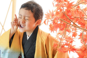 羽織袴で5歳の七五三記念写真撮影 おどけてポーズ