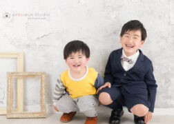 兄弟笑顔でお兄ちゃんの小学校入学記念＆弟の幼稚園入園記念写真