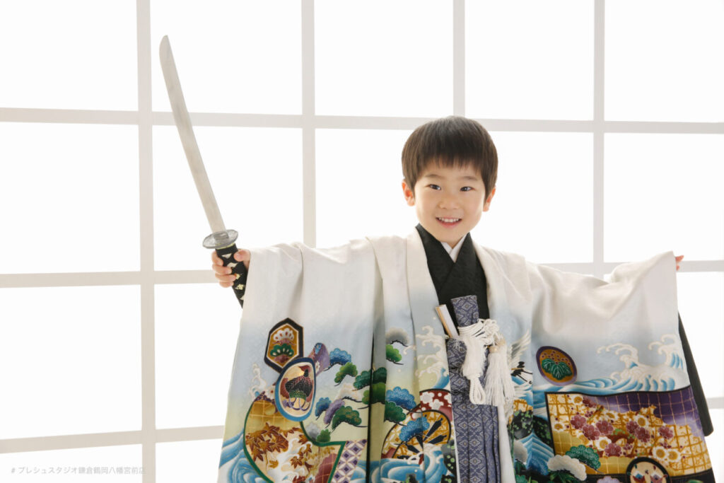 レンタル着物で七五三記念写真 羽織袴に日本刀でポーズ