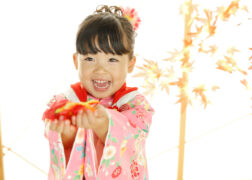 3歳の七五三写真撮影 紅葉を手に取って笑顔の女の子