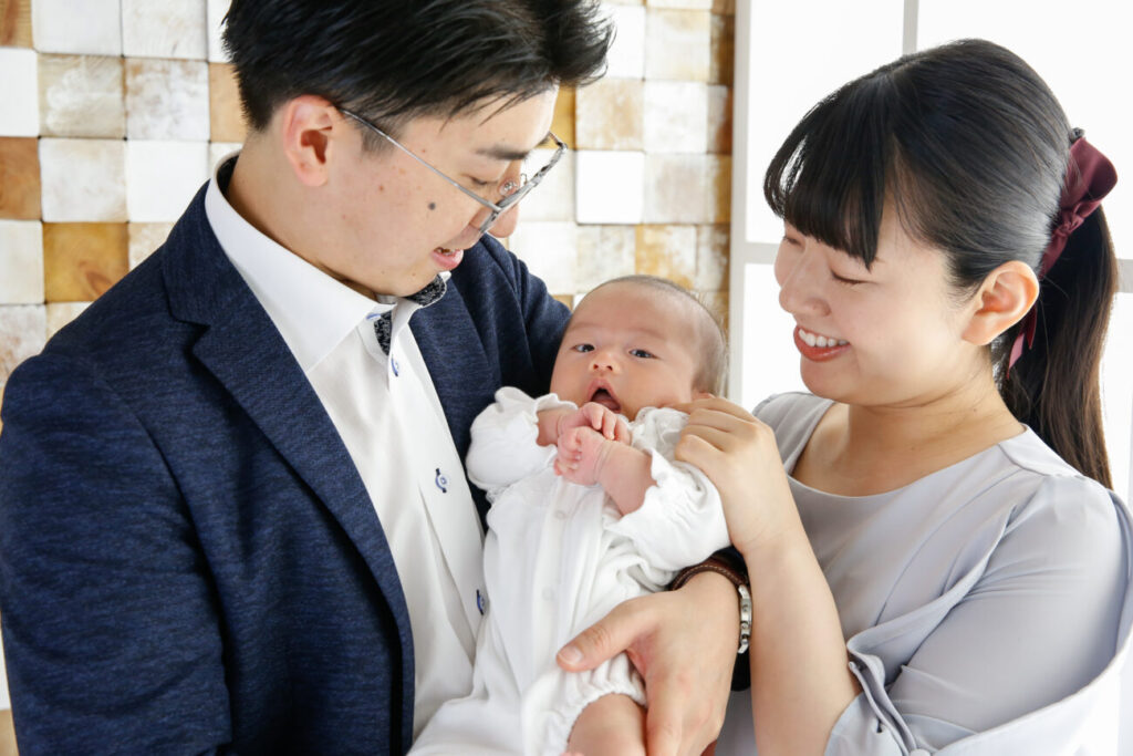 赤ちゃんと両親でお宮参りの記念写真