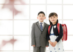 お兄ちゃんと一緒に小学校入学記念写真 赤いランドセル