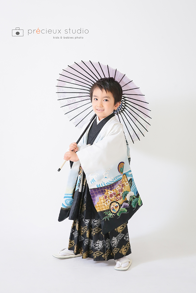 5歳の七五三記念写真撮影 クラシックな羽織袴で笑顔の男の子
