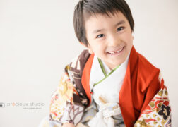 5歳の七五三記念写真撮影 アンティークな羽織袴で笑顔の男の子