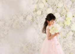 7歳女の子の七五三写真撮影 ピンクのプリンセスドレスにお花がドラマチック
