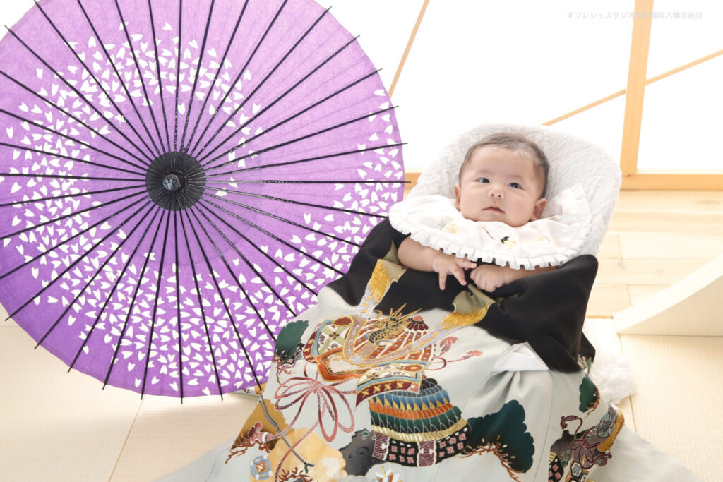 お宮参りの記念写真撮影 黒の掛着と和傘のセット