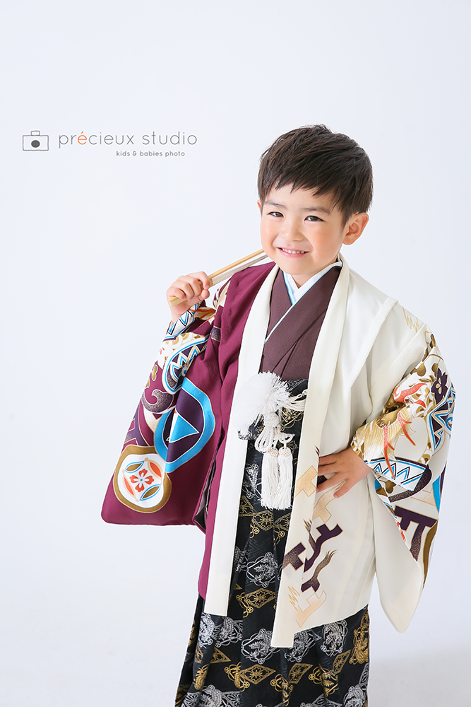 モダンな羽織袴で七五三の写真撮影
