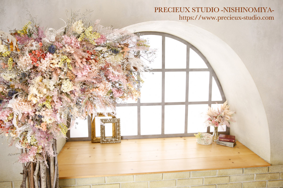 プレシュスタジオ西宮夙川店　お花の装飾と出窓