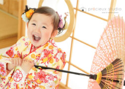 黄色と赤の着物で笑顔 七五三記念写真撮影 2歳の女の子