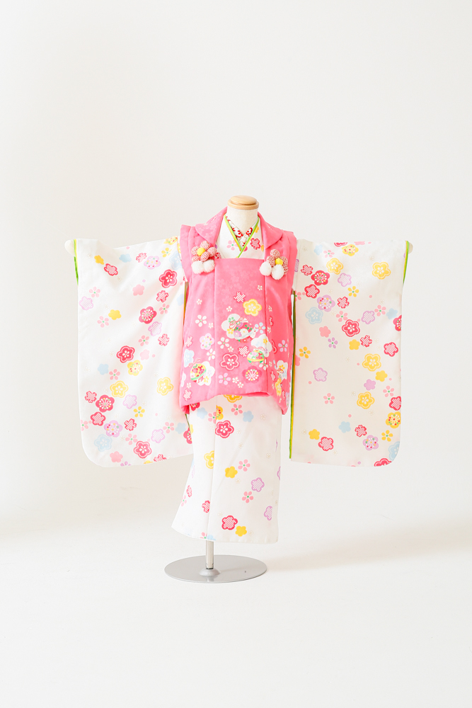 プレシュスタジオ横浜港北店 et Fleur レンタル着物 明るいピンクの七五三被布と白に花柄の着物
