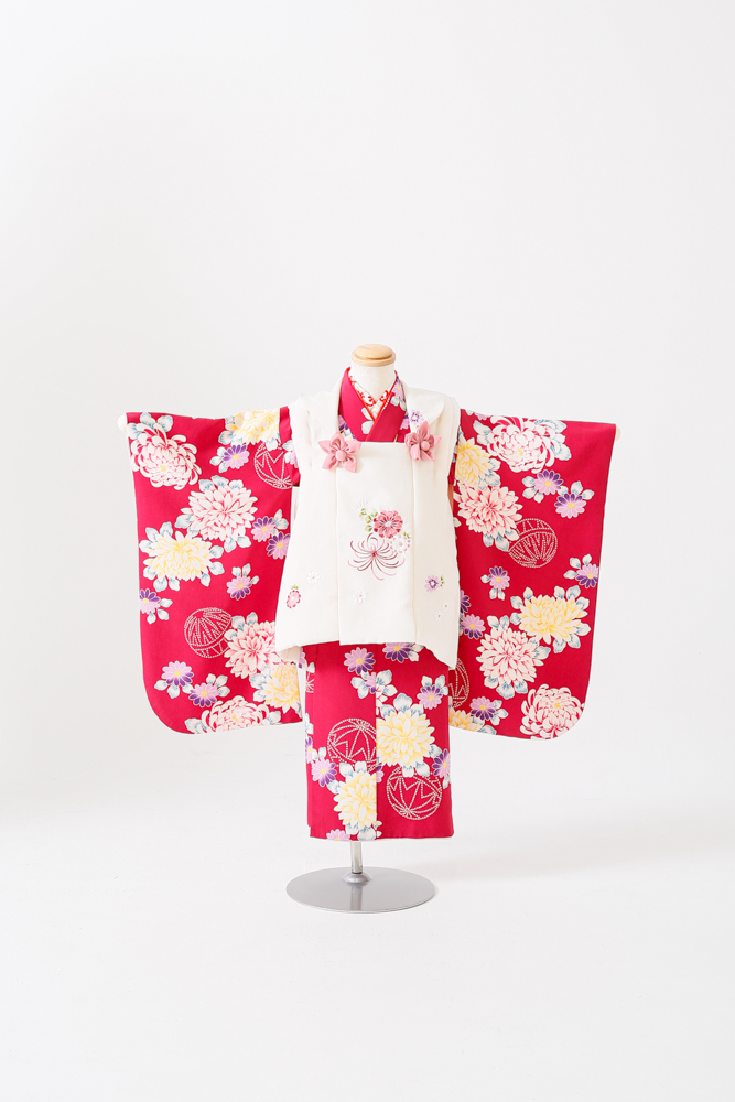 プレシュスタジオ横浜港北店 et Fleur レンタル着物 白の七五三被布と牡丹柄の着物
