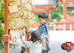 鎌倉鶴岡八幡宮で七五三の出張撮影 絵馬の前で笑顔のお兄ちゃん