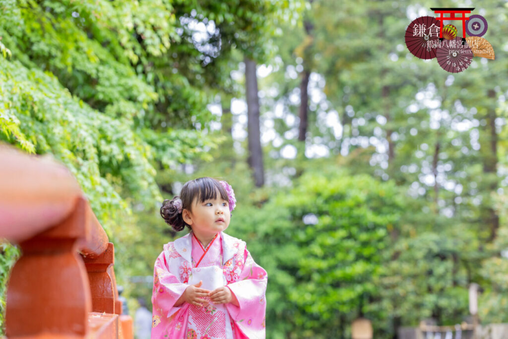 3歳の七五三のお参り 鎌倉鶴岡八幡宮 ピンクの被布の女の子