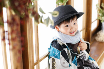 プレシュスタジオ西宮夙川店フォトギャラリー 5歳七五三の男の子 羽織袴にハット姿でポーズ