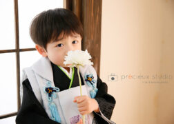 被布姿で3歳男の子の七五三写真撮影 お花を持ってポーズ