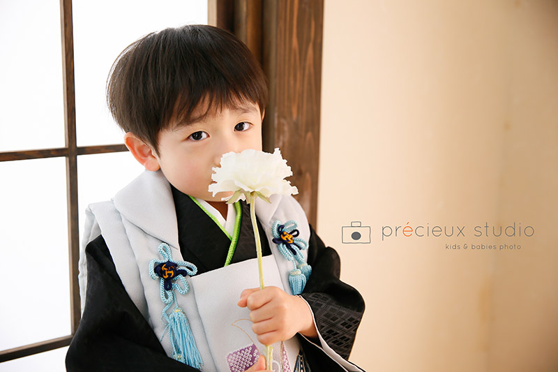 被布姿で3歳男の子の七五三写真撮影 お花を持ってポーズ
