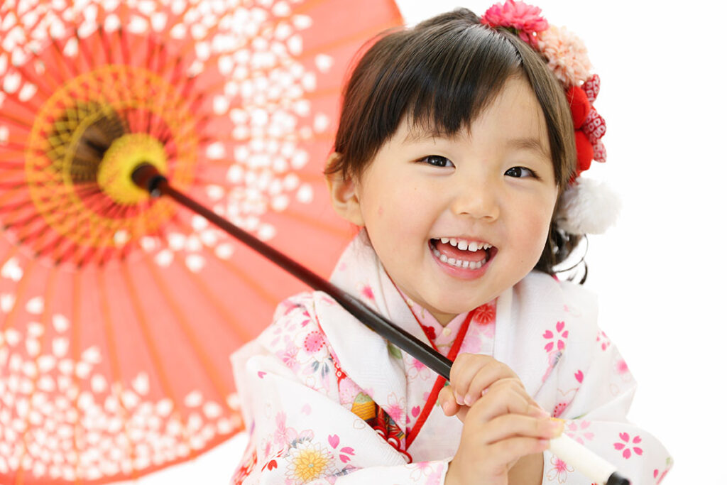 和傘を持って七五三の記念写真撮影 3歳の女の子
