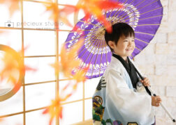 羽織袴に和傘で5歳の七五三の写真撮影
