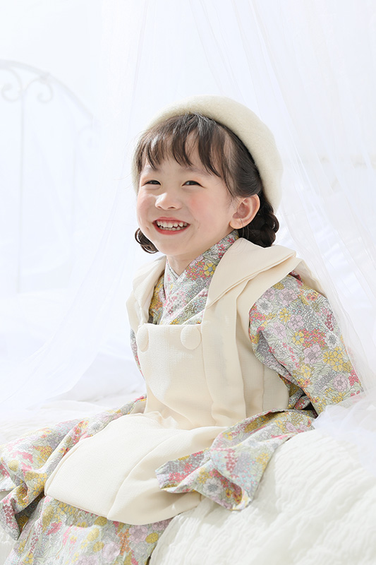 プレシュスタジオオリジナルのリバティプリント着物で七五三写真撮影 3歳の女の子