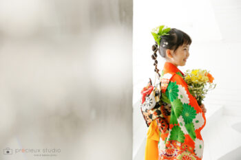 鮮やかなオレンジと緑の着物で七五三写真撮影 生花フルールプラン
