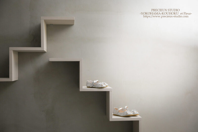 プレシュスタジオ横浜港北店 撮影セット内装 シューズラックのあるシンプルな撮影セット