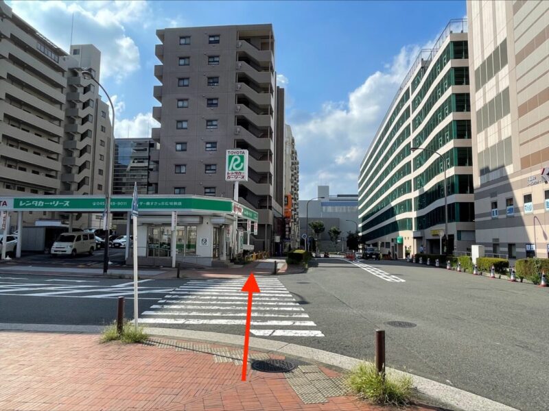 センター南駅からプレシュスタジオ横浜港北店へのアクセス トヨタレンタリース前の道
