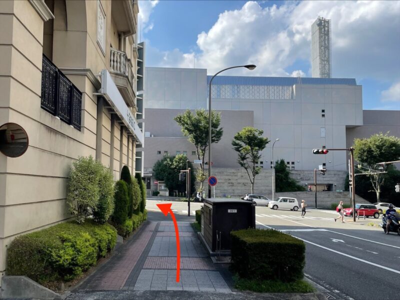 センター南駅からプレシュスタジオ横浜港北店へのアクセス 交差点を左へ