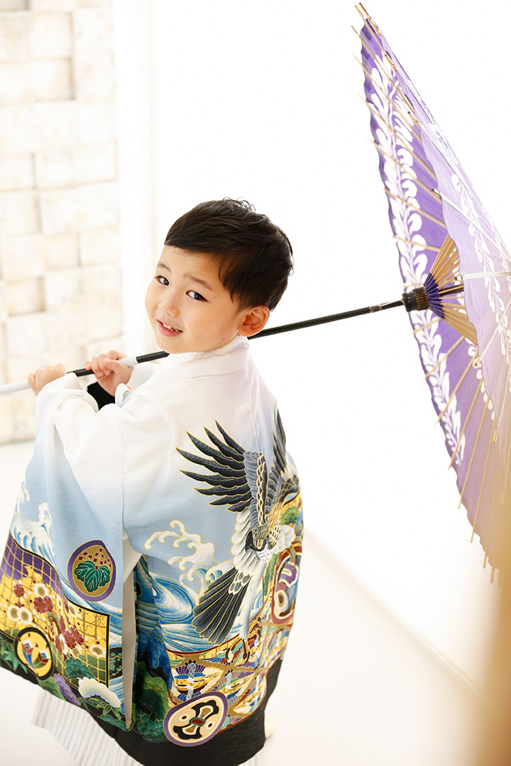 羽織袴に和傘を持ってかっこよく七五三記念写真撮影