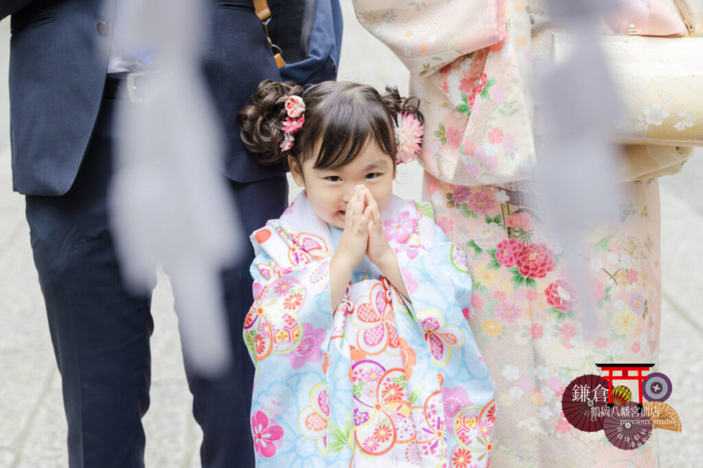 鎌倉鶴岡八幡宮に3歳の七五三のお参り 水色とピンクの被布の女の子と両親 プレシュスタジオ出張撮影