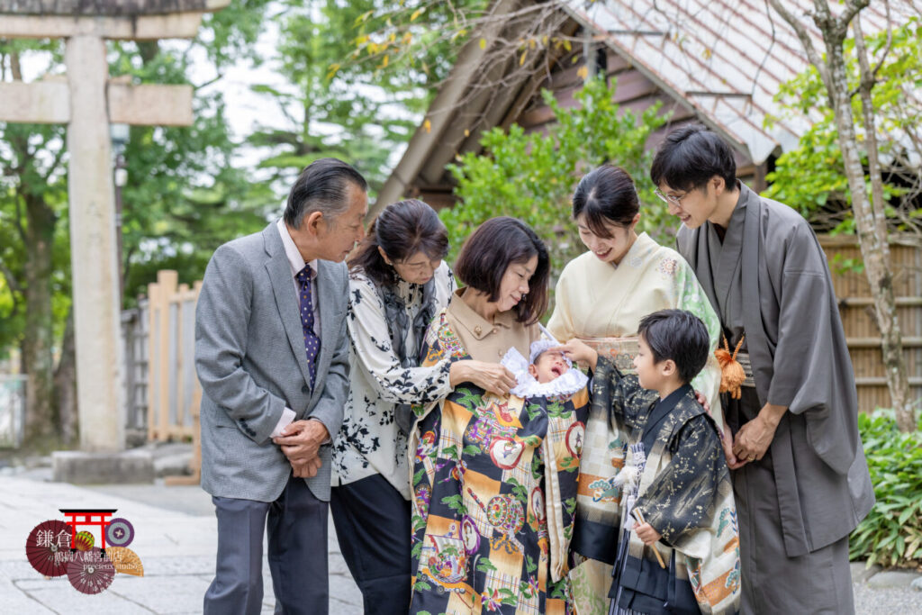 家族みんなで男の子のお宮参り 羽織袴姿のお兄ちゃんも一緒に