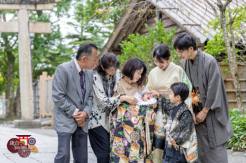 家族みんなで男の子のお宮参り 羽織袴姿のお兄ちゃんも一緒に