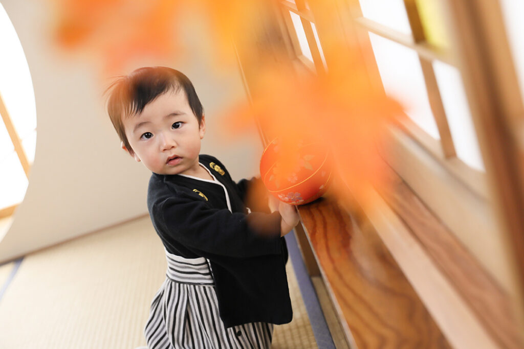 袴ロンパースで初節句の記念写真撮影の男の子