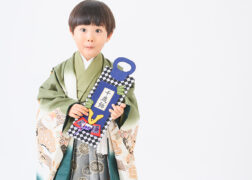緑の羽織袴で千歳飴を持ってお茶目に七五三写真撮影の男の子 5歳の七五三