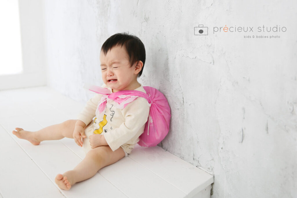 一升餅を背負って泣く1歳の赤ちゃん