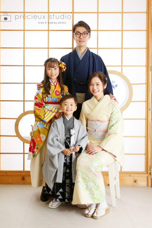 七五三の弟とハーフ成人式のお姉ちゃんを囲んで家族写真撮影 着物で家族写真
