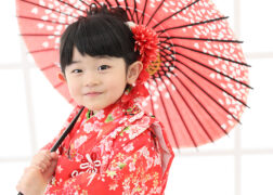 赤い着物と和傘で七五三写真撮影 3歳の女の子