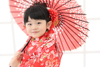 赤い着物と和傘で七五三写真撮影 3歳の女の子