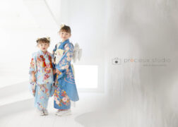 プレシュスタジオ横浜港北店の撮影セット マリンで七五三写真撮影 着物が映える白い壁のセット