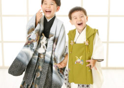 3歳と5歳の兄弟で七五三写真撮影 羽織袴のお兄ちゃんと被布の弟