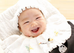お宮参りの記念写真撮影 笑顔の赤ちゃん