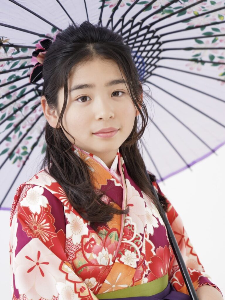 レトロな赤紫の袴で小学校卒業記念写真撮影 ハーフアップヘアスタイルの女の子