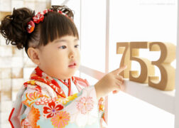 753の数字オブジェと一緒に写真撮影 被布姿の3歳の女の子