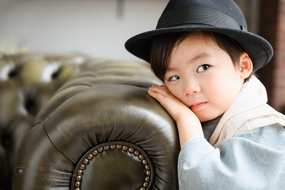 水色の羽織袴に黒いハットで和洋折衷コーデの七五三の男の子
