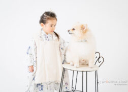 愛犬と一緒に七五三記念写真撮影 おしゃれなブランド着物の3歳の女の子