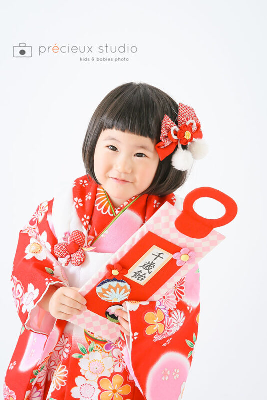 七五三レンタル着物 鞠と花柄の赤い着物 3歳の七五三記念写真撮影に人気